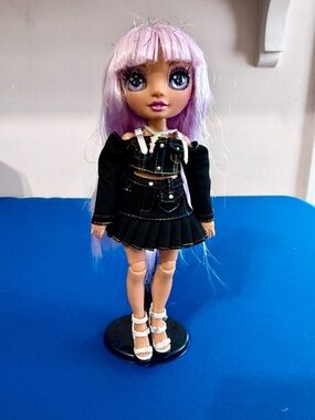 Rainbow High Junior High Special Edition Avery Styles Fashion Doll.